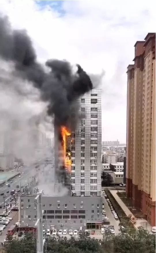 洛阳出大事了，九都路全聚德综合楼起“大火”...疑是外保温助燃