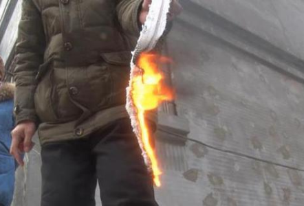 顽童玩火意外引燃保温材料，居民：不应是阻燃的吗？